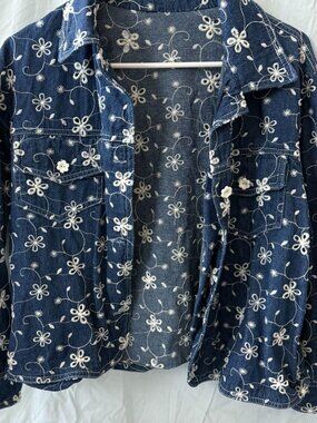 Cute jean jacket with white embroidered flowers and flower buttons